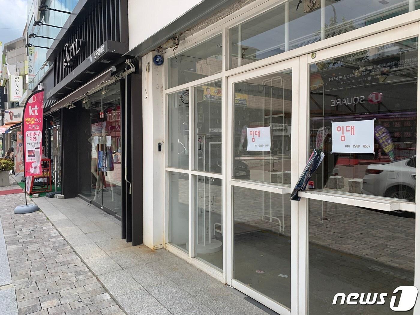 본문 이미지 - 6일 충북 충주경찰서는 우범 송치 제도를 적극 활용해 성서동 청소년 우범지대 민원을 해소했다고 밝혔다. 사진은 성서동 차 없는 거리 상가.(자료사진)2022.7.6/ⓒ 뉴스1