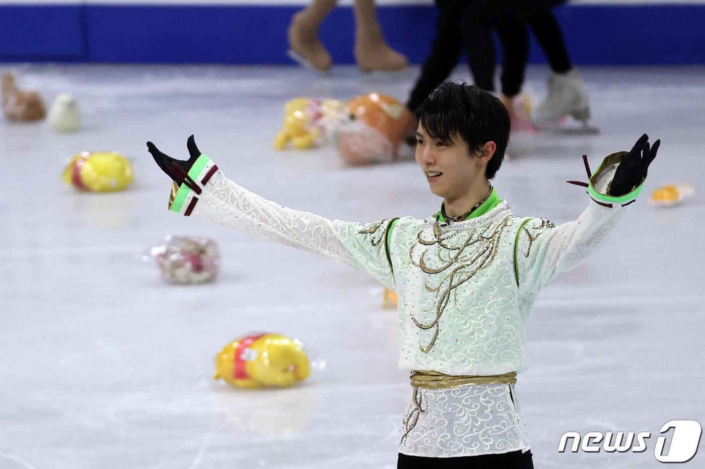 일본 하뉴 유즈루가 9일 서울 양천구 목동아이스링크에서 열린 2020 국제빙상경기연맹(ISU) 4대륙 피겨선수권대회 남자 싱글 프리스케이팅에서 연기를 마치고 관람객들에게 인사하고 있다. 2020.2.9/뉴스1 ⓒ News1 황기선 기자