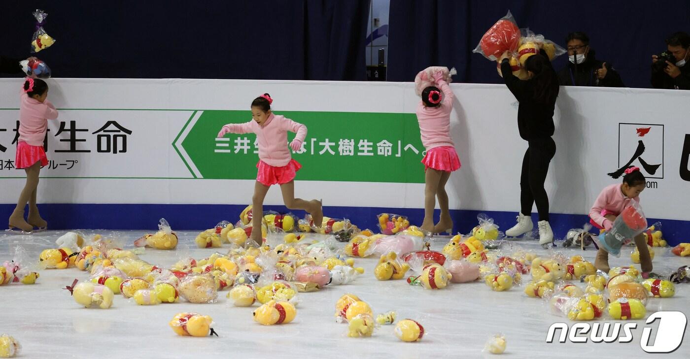 본문 이미지 - 9일 서울 양천구 목동아이스링크에서 열린 2020 국제빙상경기연맹(ISU) 4대륙 피겨선수권대회 남자 싱글 프리스케이팅에서 자원봉사자들이 팬들이 일본 하뉴 유즈루에게 던진 '푸우' 인형을 수거하고 있다. 2020.2.9/뉴스1 ⓒ News1 황기선 기자