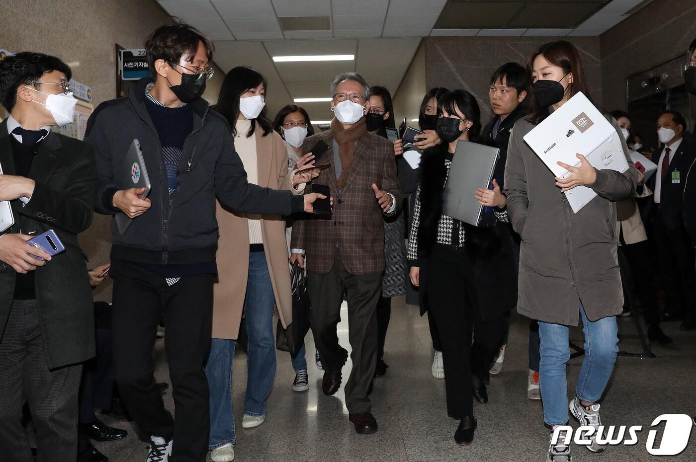 본문 이미지 - 김형오 미래통합당 공천관리위원장이 1일 오후 서울 여의도 국회에서 열린 공관위 회의 및 21대 총선 면접 심사에 참석하며 취재진 질문에 답하고 있다. 2020.3.1/뉴스1 ⓒ News1 박세연 기자