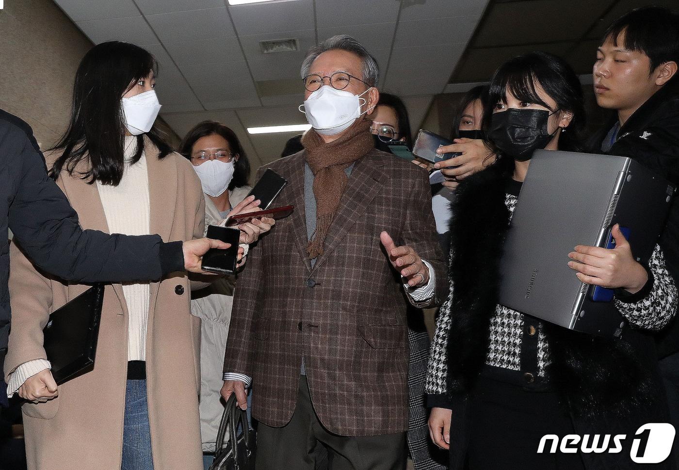 본문 이미지 - 김형오 미래통합당 공천관리위원장이 1일 오후 서울 여의도 국회에서 열린 공관위 회의 및 21대 총선 면접 심사에 참석하며 취재진 질문에 답하고 있다. 2020.3.1/뉴스1 ⓒ News1 박세연 기자