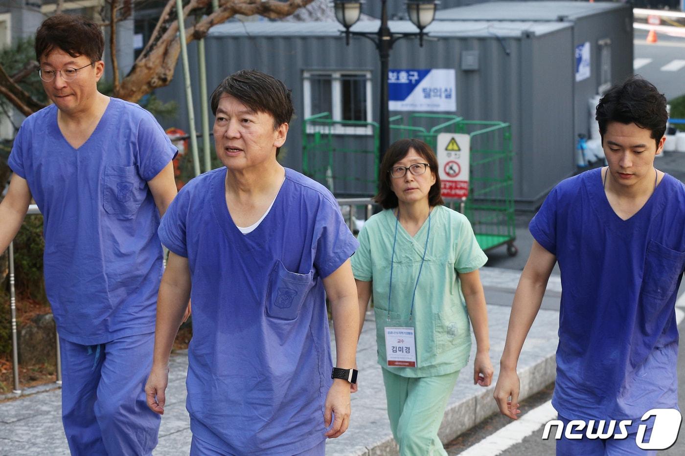 안철수 국민의당 대표가 1일 대구시 중구 계명대 동산병원에서 부인과 함께 신종 코로나바이러스 감염증(코로나19) 자원봉사자로 나서 봉사활동을 펼치고 있다.(경북일보제공) 2020.3.1/뉴스1 ⓒ News1 공정식 기자