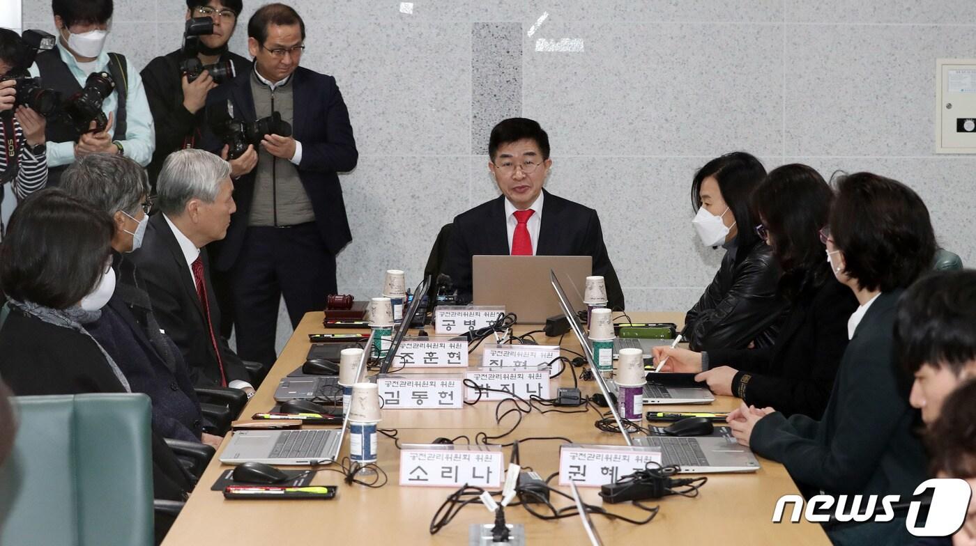 본문 이미지 - 공병호 미래한국당 공천관리위원장이 10일 오전 서울 여의도 국회 의원회관에서 열린 공천관리위원회 전체회의에서 모두발언을 하고 있다. 2020.3.10/뉴스1 ⓒ News1 박세연 기자