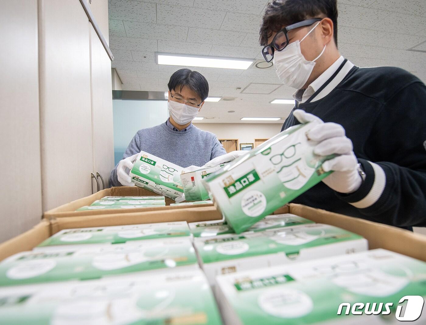 본문 이미지 - 용산구청 공무원들이 9일 중국 웨이하이시에서 보내 온 마스크를 검수하고 있다. 중국 웨이하이시(시장 장하이보)는 이날 '우호도시' 용산구(구청장 성장현)에 보건용 마스크 1만 5000장을 지원했다. 웨이하이시는 용산구 외 대구시 수성구, 부천시, 군산시, 화성시, 여수시 등에도 마스크를 지원했다. (용산구 제공) 2020.3.10/뉴스1