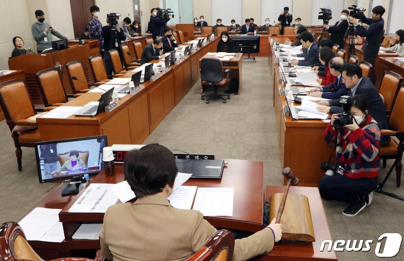본문 이미지 - 전혜숙 국회 행정안전위원회 위원장이 10일 서울 여의도 국회에서 열린 전체회의에서 의사봉을 두드리고 있다. 이날 위원들은 2020년도 제1회 추가경정예산안을 논의했다. 2020.3.10/뉴스1 ⓒ News1 김명섭 기자
