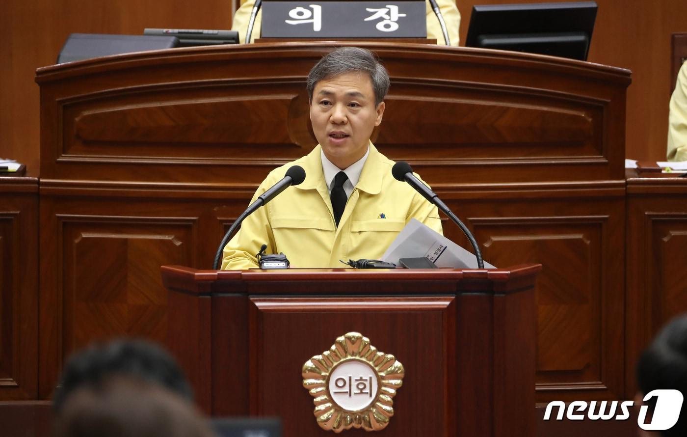 본문 이미지 - 김승수 전주시장이 10일 전주시의회 본회의장에서 신종 코로나바이러스 감염증 조기 극복을 위한 긴급 추가경정예산(안)을 제안하고 있다.(전주시 제공)2020.3.10 /뉴스1