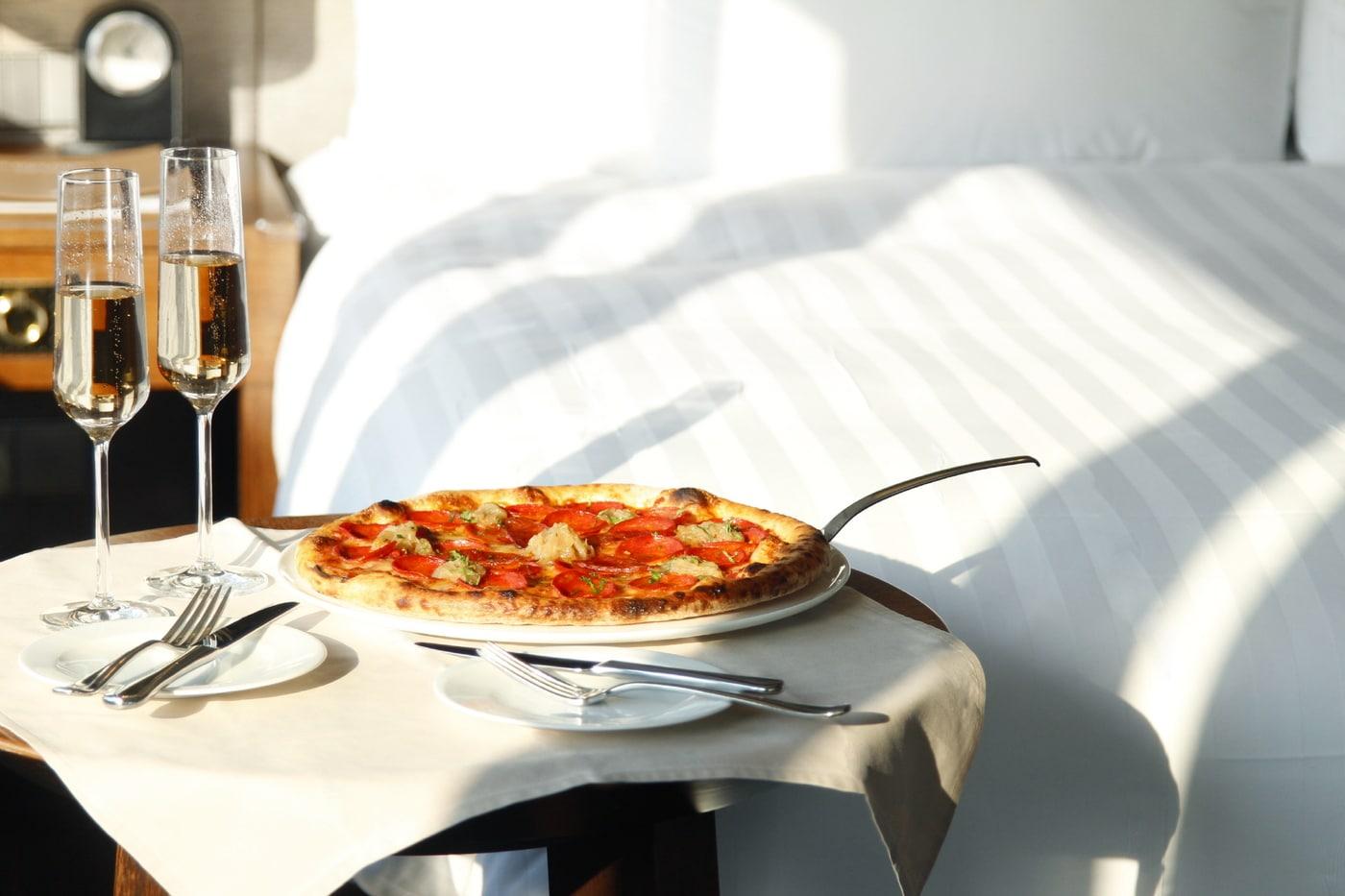 객실에서 룸서비스를 즐길 수 있는 패키지들이 늘고 있다. 반얀트리 서울의 '올 인클루시브' 패키지