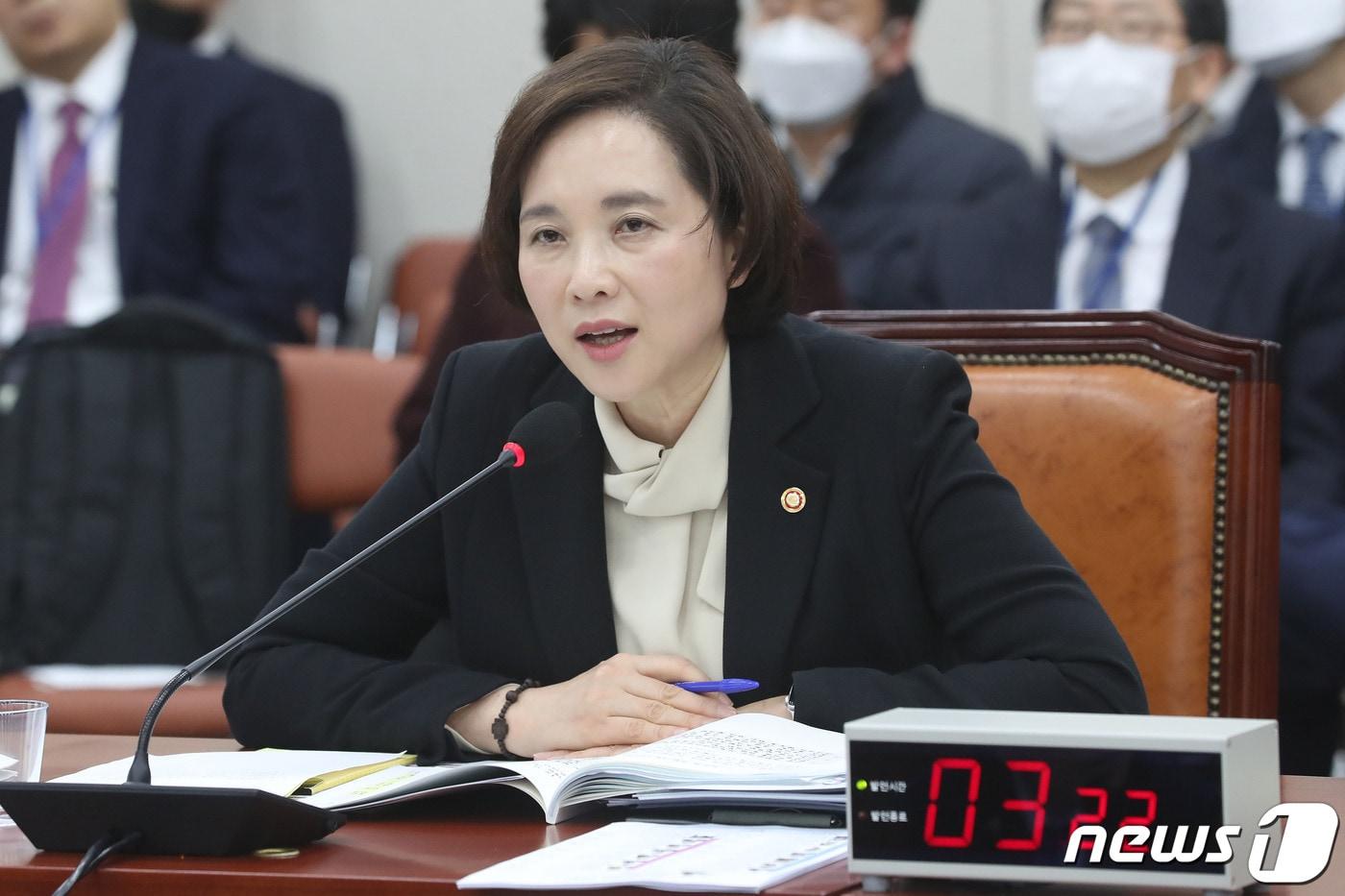 본문 이미지 - 유은혜 사회부총리 겸 교육부 장관이 10일 오후 서울 여의도 국회에서 열린 교육위원회 전체회의에서 의원 질의에 답하고 있다. 2020.3.10/뉴스1 ⓒ News1 임세영 기자