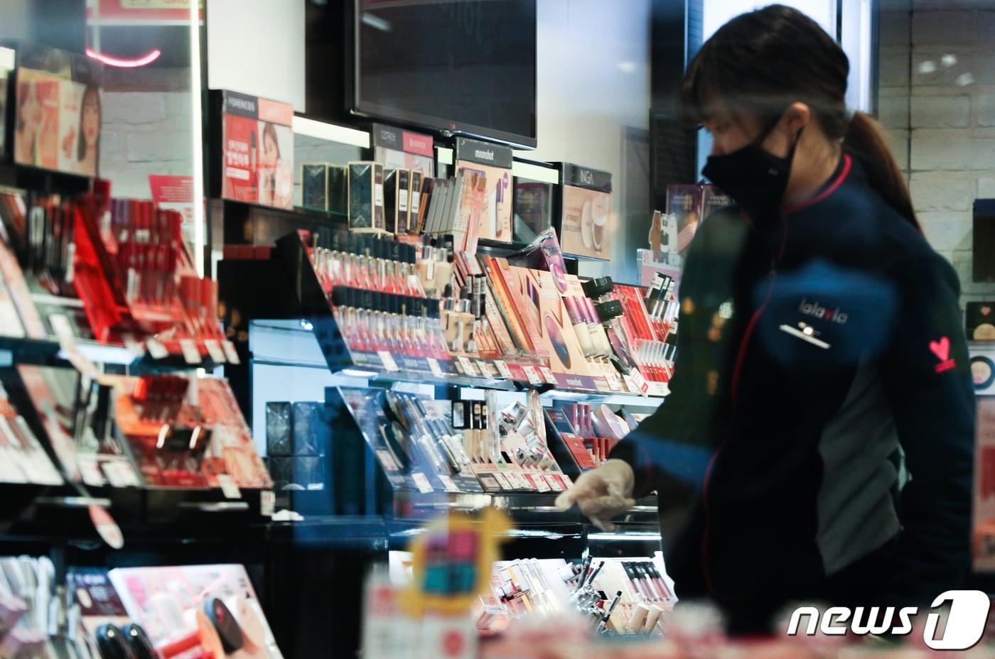  서울 중구 명동 화장품 가게에 진열된 화장품. 2020.3.10/뉴스1 ⓒ News1 성동훈 기자