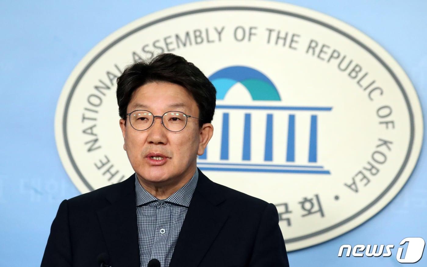 본문 이미지 - 권성동 미래통합당 의원이 10일 서울 여의도 국회 정론관에서 컷오프(공천배제) 수용 불가 기자회견을 하고 있다. 2020.3.10/뉴스1 ⓒ News1 김명섭 기자