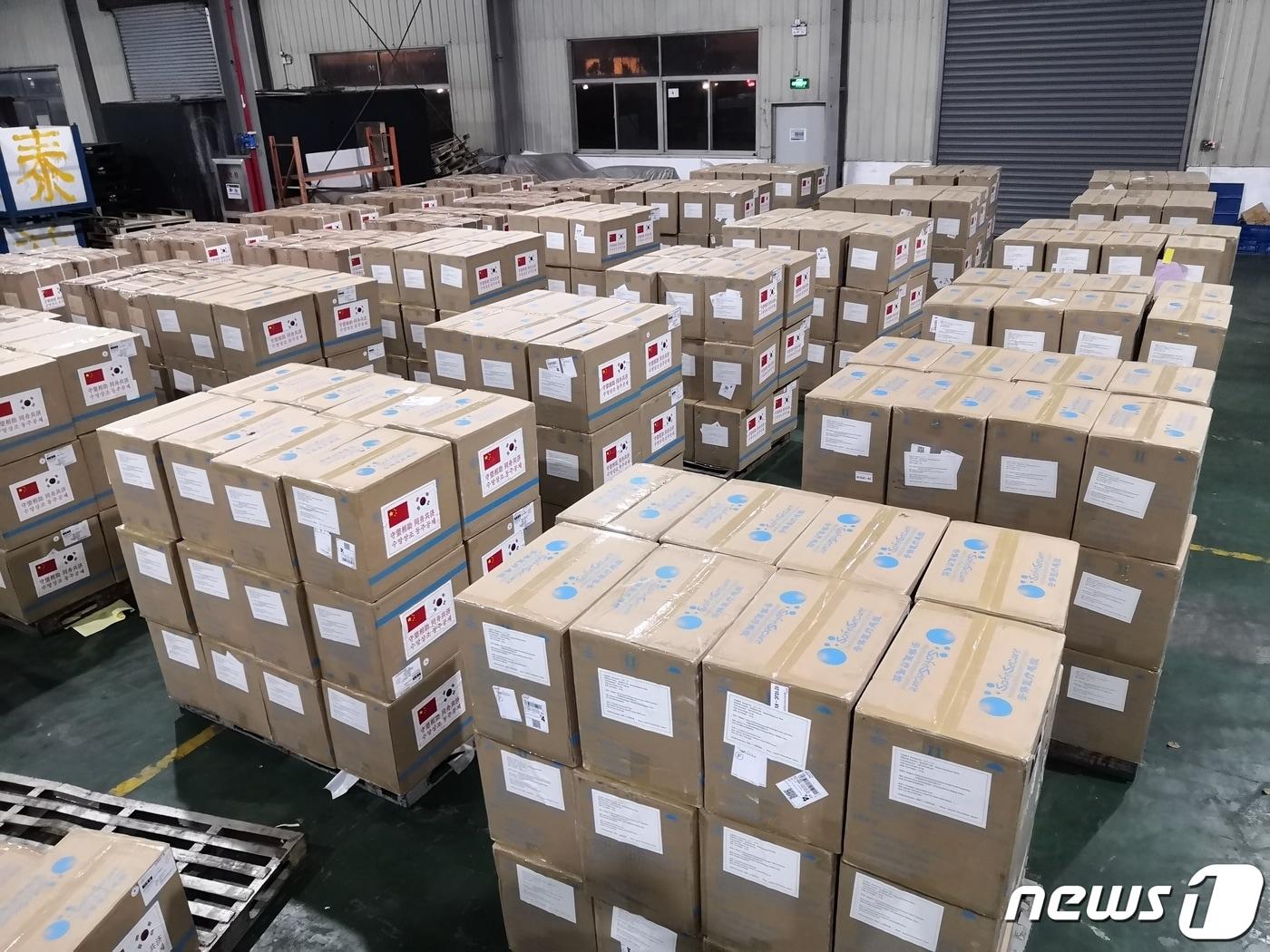 본문 이미지 - 중국 정부가 한국의 코로나19 대응을 돕기 위해 지원하는 마스크 등 방역물자가 중국 상하이의 한 창고에 모여 있다. 싱하이밍 주한 중국대사는 지난 6일 김건 외교부 차관보를 만나 'N95' 마스크 10만 장, 의료용 외과 마스크 100만 장, 의료용 방호복 1만 벌 등을 지원하겠다고 밝힌 바 있으며 중국의 지원품은 11일부터 16일까지 3차례에 걸쳐 들어올 예정이다. (주한중국대사관 제공) 2020.3.10/뉴스1 ⓒ News1 송원영 기자
