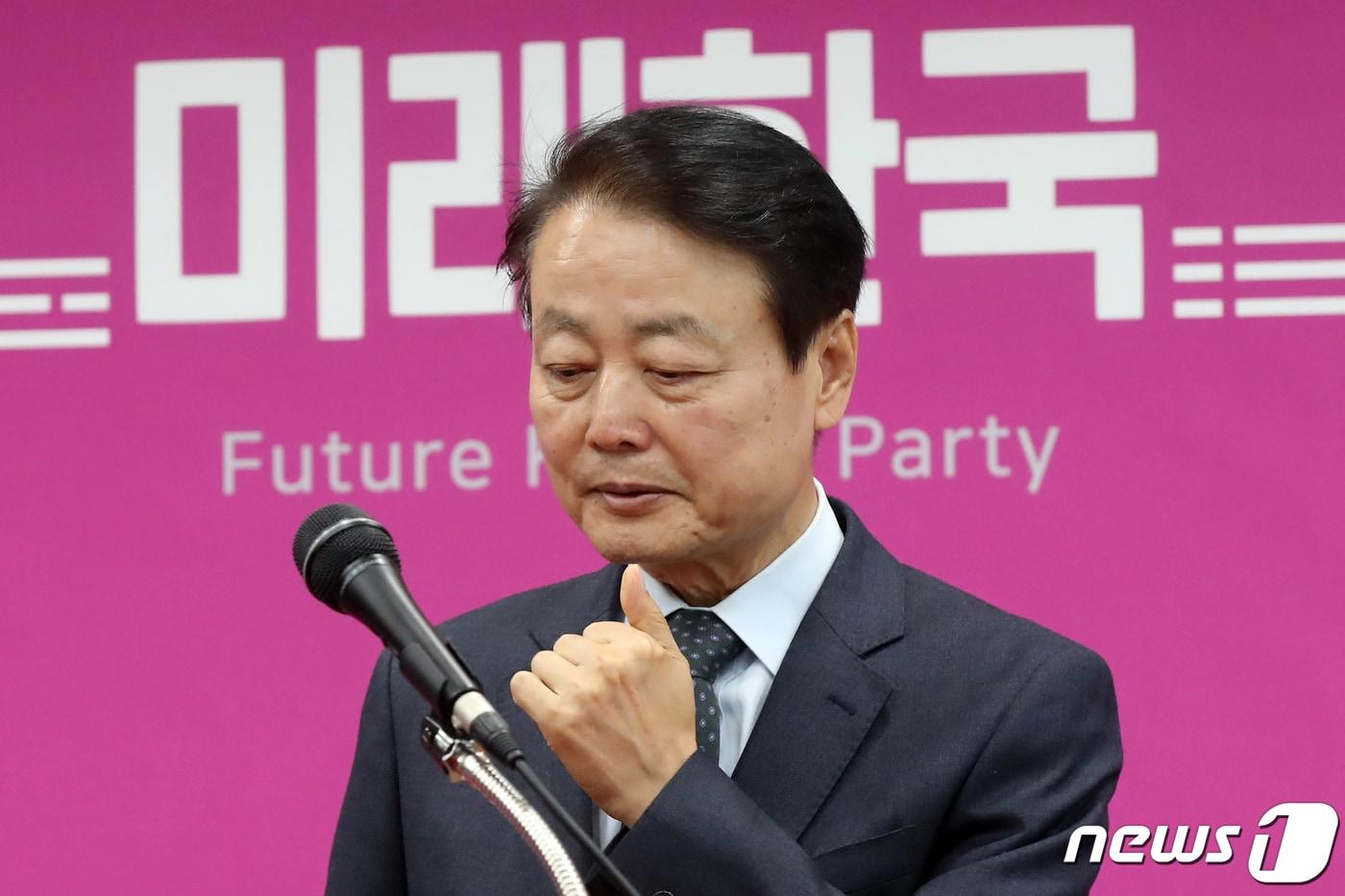 본문 이미지 - 한선교 미래한국당 대표가 11일 오후 서울 영등포구 미래한국당 당사에서 안철수 국민의당 대표와의 통합 논의 관련 입장을 밝히고 있다. 2020.3.11/뉴스1 ⓒ News1 민경석 기자