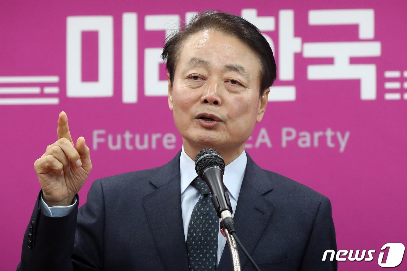 본문 이미지 - 한선교 미래한국당 대표가 11일 오후 서울 영등포구 미래한국당 당사에서 안철수 국민의당 대표와의 통합 논의 관련 입장을 밝히고 있다. 2020.3.11/뉴스1 ⓒ News1 민경석 기자