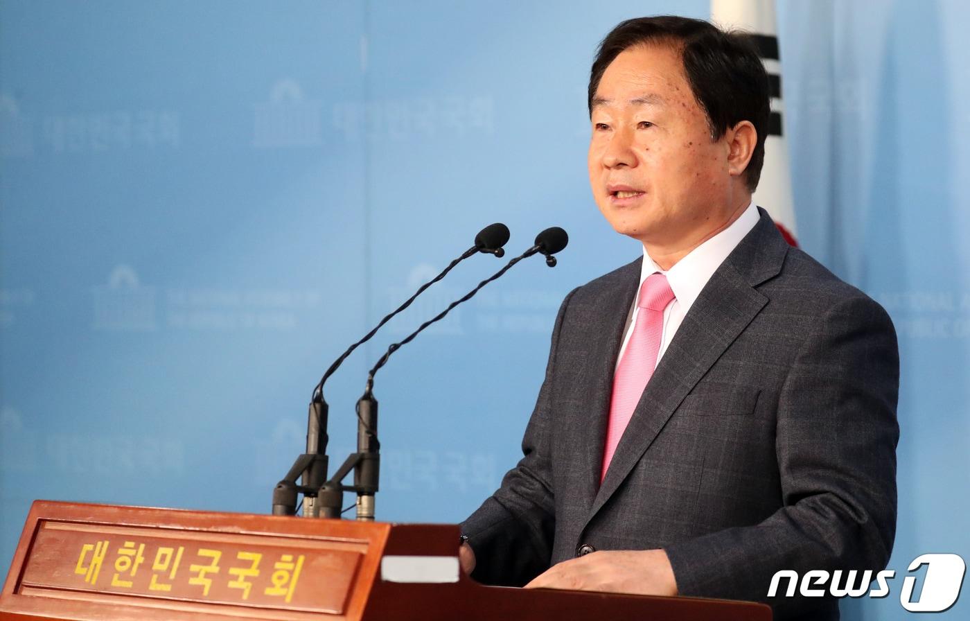 본문 이미지 - 주광덕 미래통합당 의원이 11일 서울 여의도 국회 정론관에서 권성동(강릉) 의원의 공천배제(컷 오프) 재심 촉구 기자회견을 하고 있다. 2020.3.11/뉴스1 ⓒ News1 김명섭 기자