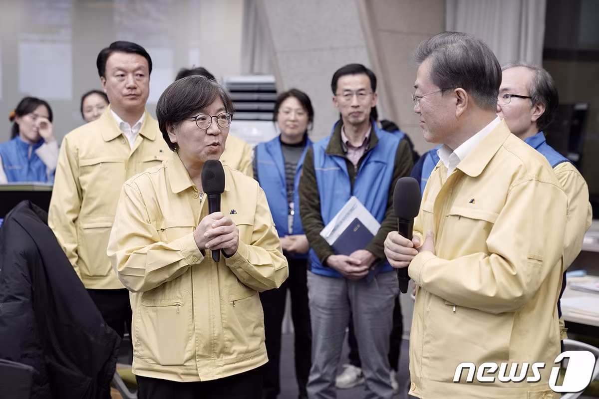 본문 이미지 - 문재인 대통령이 지난 3월 충북 오송 질병관리본부에서 정은경 중앙방역대책본부장(질병관리본부장)에게 신종 코로나바이러스 감염증(코로나19) 대응 관련 설명을 듣고 있다. (청와대 제공)/뉴스1