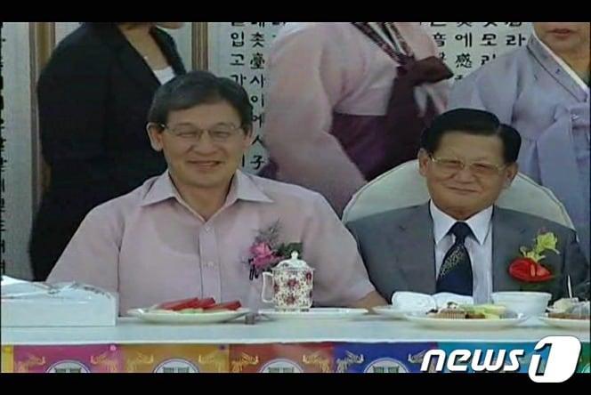 본문 이미지 - 2004년 8월 이만희 신천지 총회장(사진 오른쪽)의 생일 축하행사에서 이 총회장과 이석 황실문화재단 이사장이 나란히 앉아있다. ⓒ 뉴스1