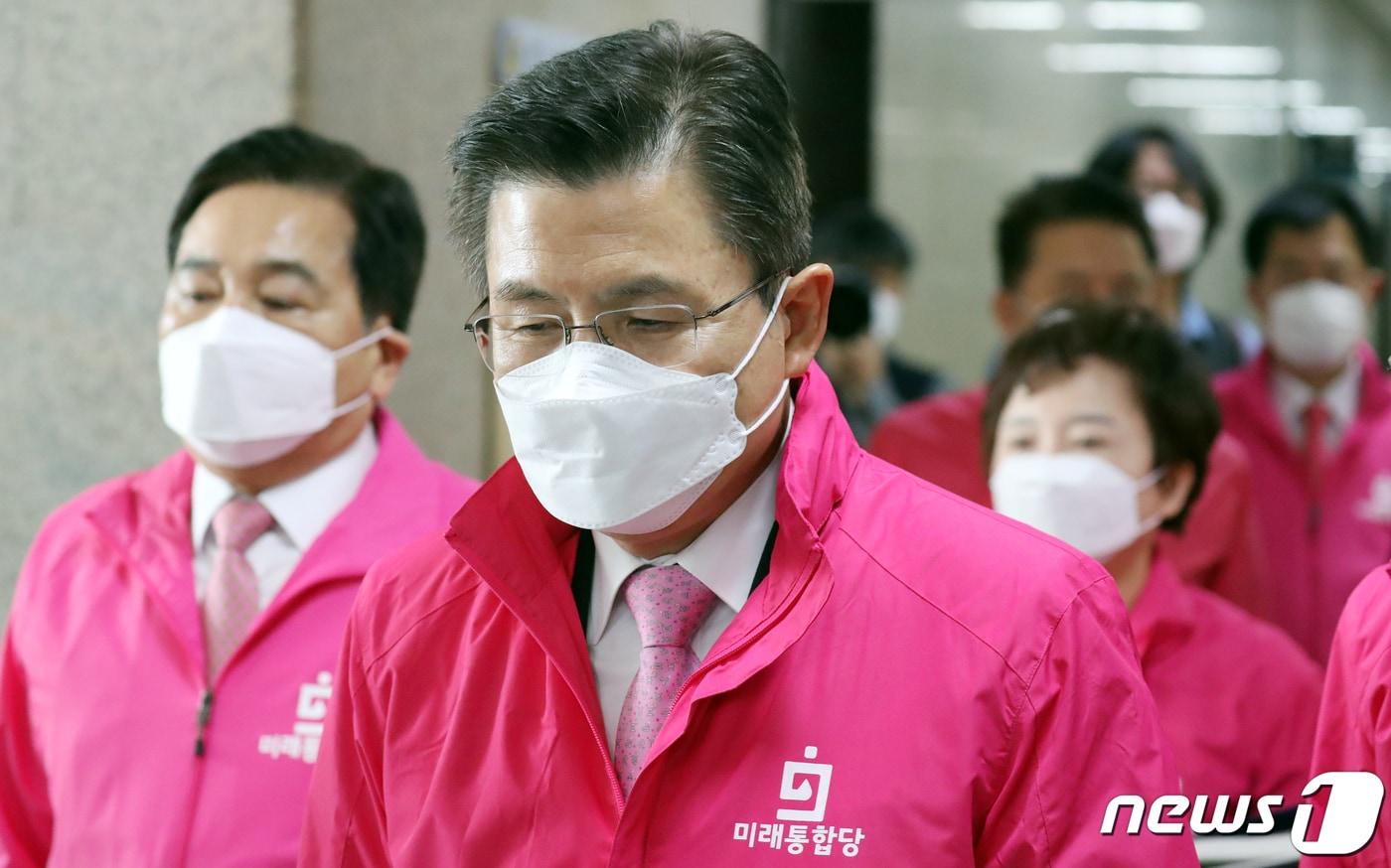 본문 이미지 - 황교안 미래통합당 대표가 12일 서울 여의도 국회에서 열린 최고위원회의에 참석하고 있다. 2020.3.12/뉴스1 ⓒ News1 김명섭 기자