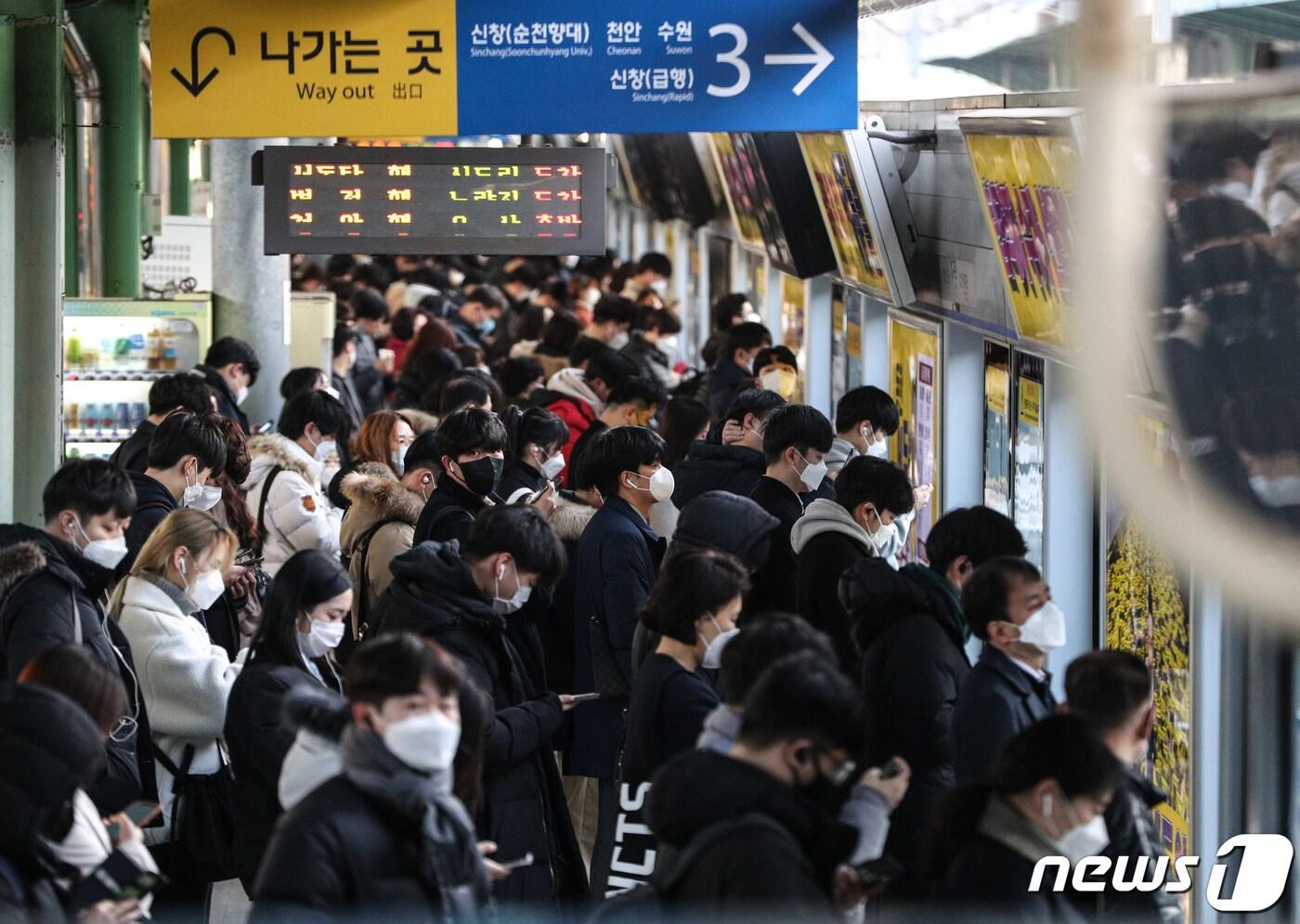 구로구 신도림동 콜센터에서 신종 코로나바이러스 감염증(코로나19) 집단감염이 발생한 가운데 13일 오전 마스크를 쓴 시민들이 서울 지하철 1호선 구로역에서 출근길을 발걸음을 옮기고 있다. 2020.3.12/뉴스1 ⓒ News1 성동훈 기자