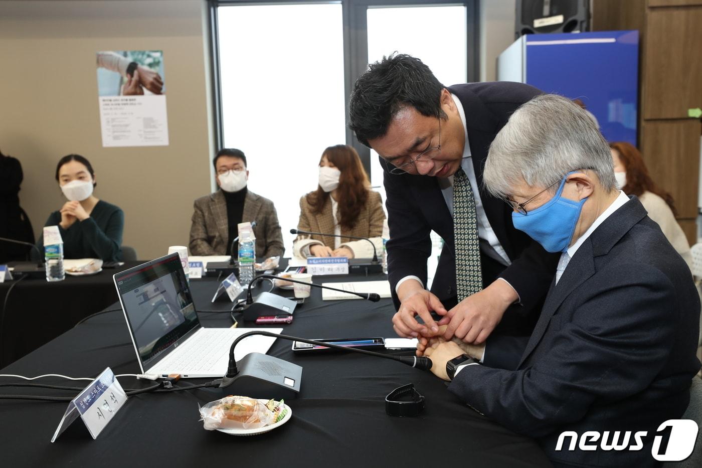 본문 이미지 - 최기영 과학기술정보통신부 장관이 3월12일 오전 ICT 규제 샌드박스(신제품·신서비스 출시 때 일정 기간 기존 규제 면제) 1호로 선정된 서울 강남구 휴이노를 방문, 길영준 대표로부터 '손목시계형 심전도 장치를 활용해 심장질환자를 지속적으로 관리하는 서비스' 소개 설명을 듣고 있다. (과학기술정보통신부 제공) 2020.3.12/뉴스1