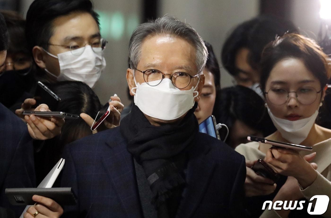 본문 이미지 - 김형오 미래통합당 공천관리위원장이 12일 서울 여의도 국회에서 열린 회의에 참석하며 취재진의 질문에 답변하고 있다. 2020.3.12/뉴스1 ⓒ News1 김명섭 기자