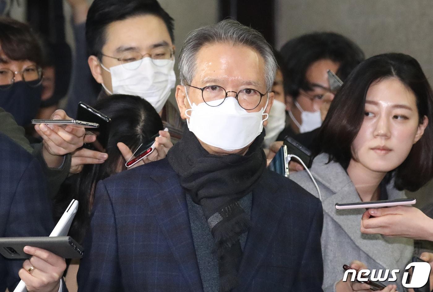본문 이미지 - 김형오 미래통합당 공천관리위원장이 12일 서울 여의도 국회에서 열린 회의에 참석하며 취재진의 질문에 답변하고 있다. 2020.3.12/뉴스1 ⓒ News1 김명섭 기자