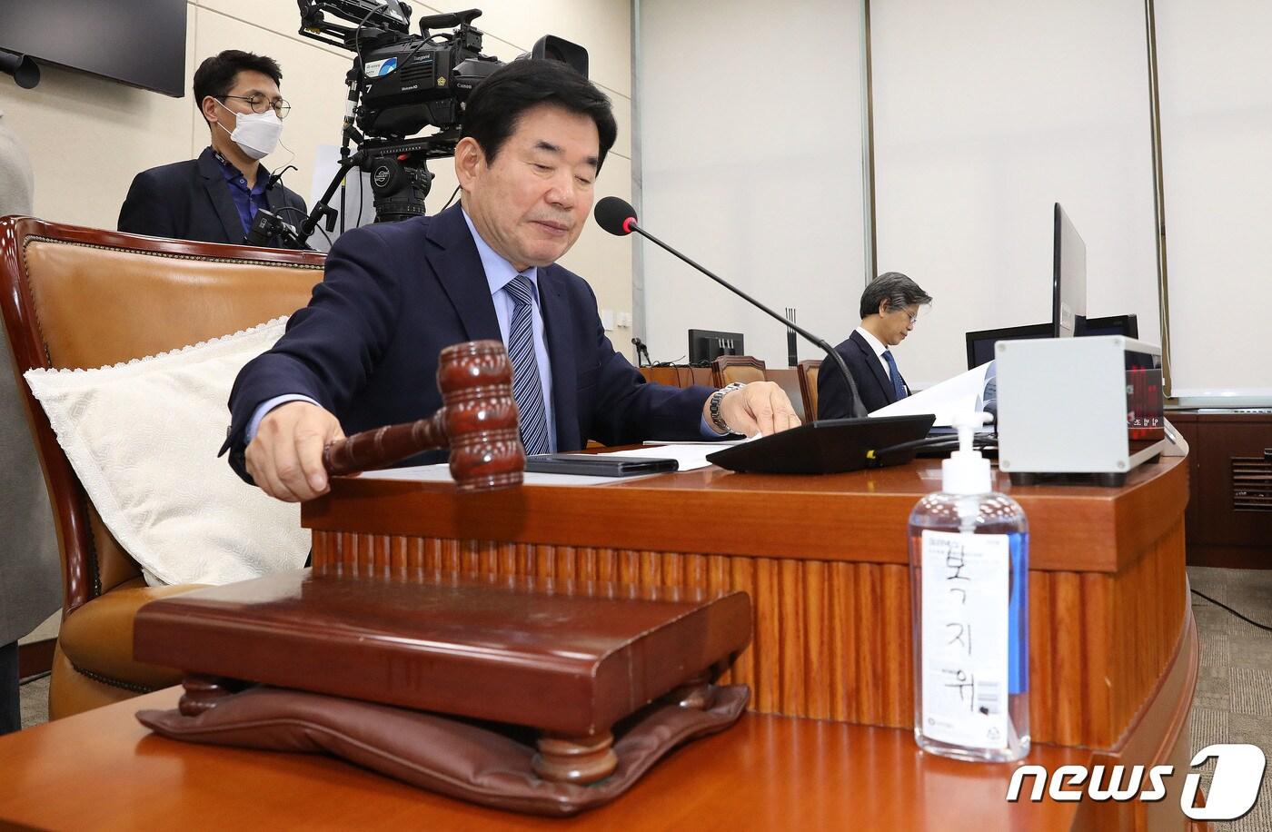 김진표 코로나19대책특위 위원장이 12일 오후 서울 여의도 국회 보건복지위원회에서 열린 국회 코로나19 대책 특별위원회에서 의사봉을 두드리고 있다. 2020.3.12/뉴스1 ⓒ News1 박세연 기자