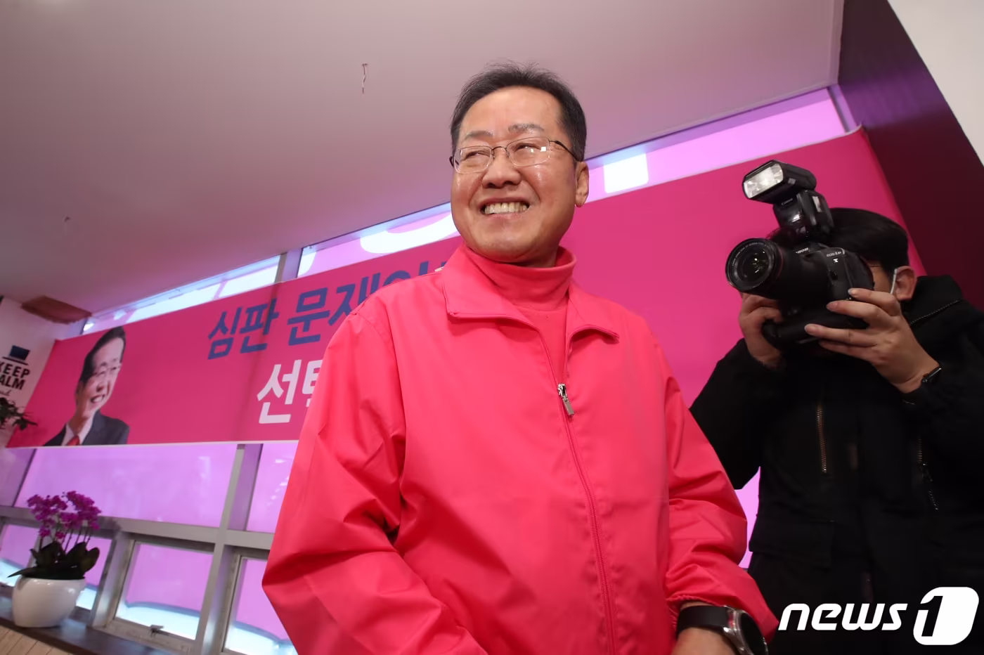 본문 이미지 - 홍준표 전 자유한국당 대표가 12일 오후 경남 양산시 선거사무소에서 무소속 출마 기자회견을 마치고 미소를 짓고 있다. 이날 홍 전 대표는 양산을 지역구 출마를 포기하고 대구 출마 의사를 밝혔다. 2020.3.12/뉴스1 ⓒ News1 여주연 기자