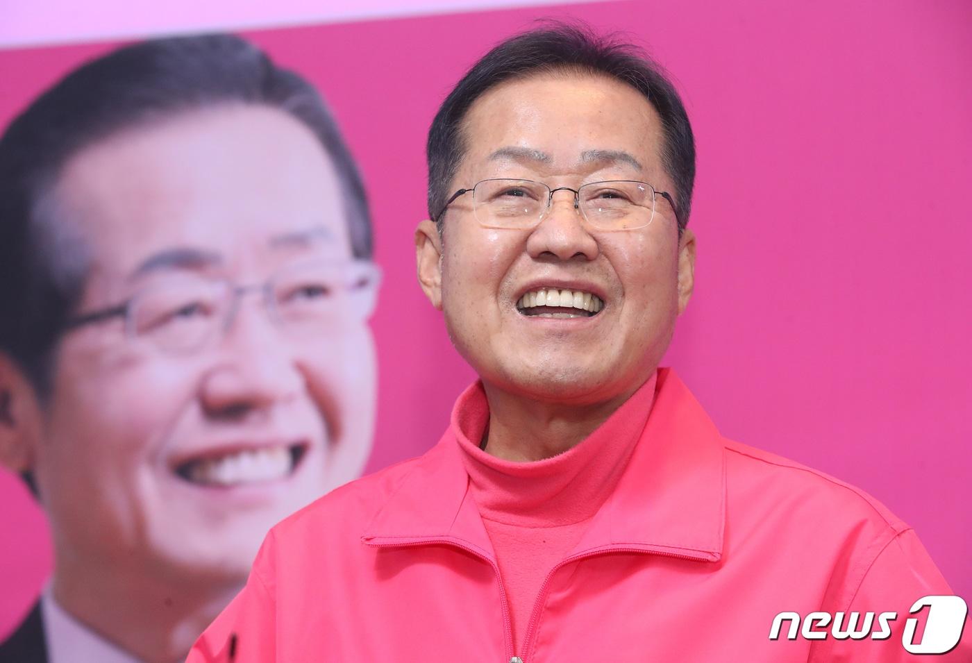 본문 이미지 - 홍준표 전 자유한국당 대표가  지난12일 오후 경남 양산시 선거사무소에서 무소속 출마 기자회견을 열고 있다. 이날 홍 전 대표는 양산을 지역구 출마를 포기하고 대구 출마 의사를 밝혔다. 2020.3.12/뉴스1 ⓒ News1 여주연 기자