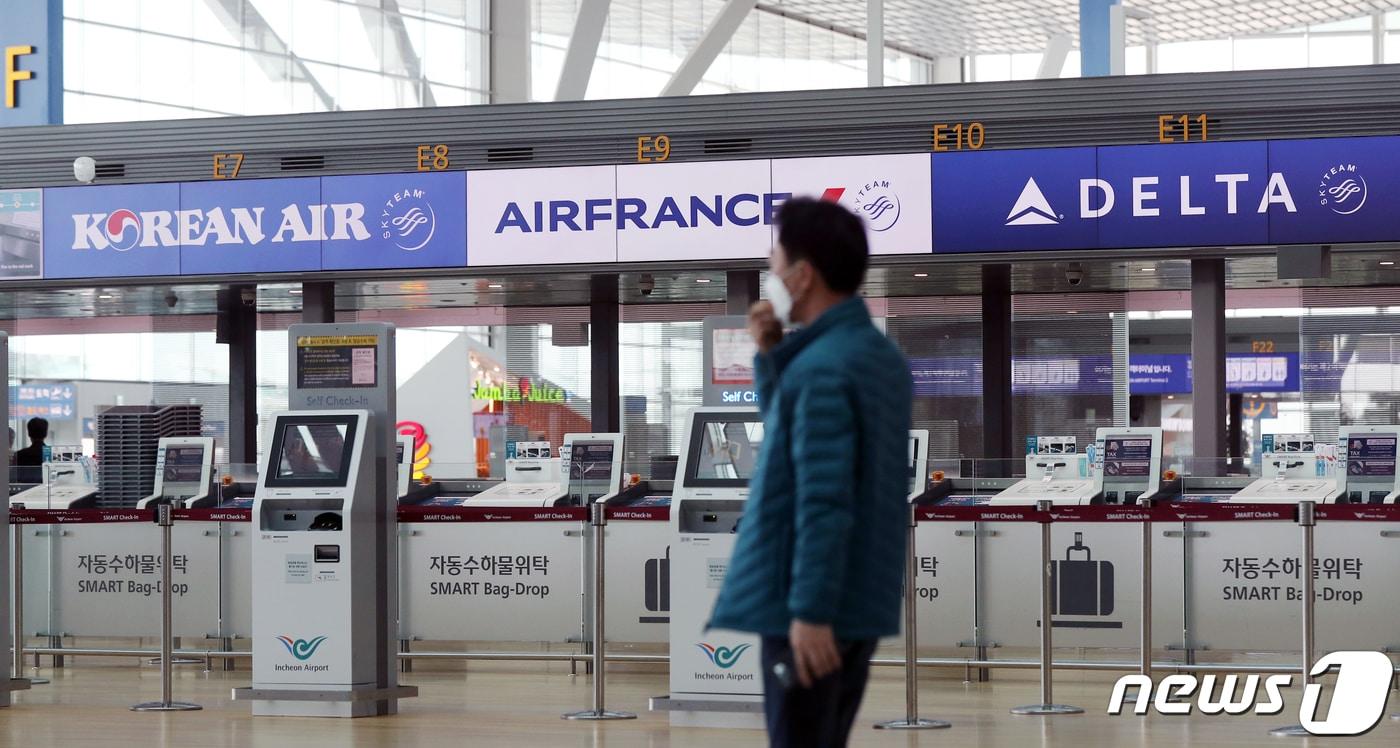 본문 이미지 - 지난 12일 인천국제공항 제2여객터미널 출국장 대한항공 및 미주·유럽 항공사 체크인 카운터가 한산한 모습을 보이고 있다.  ⓒ News1 민경석 기자