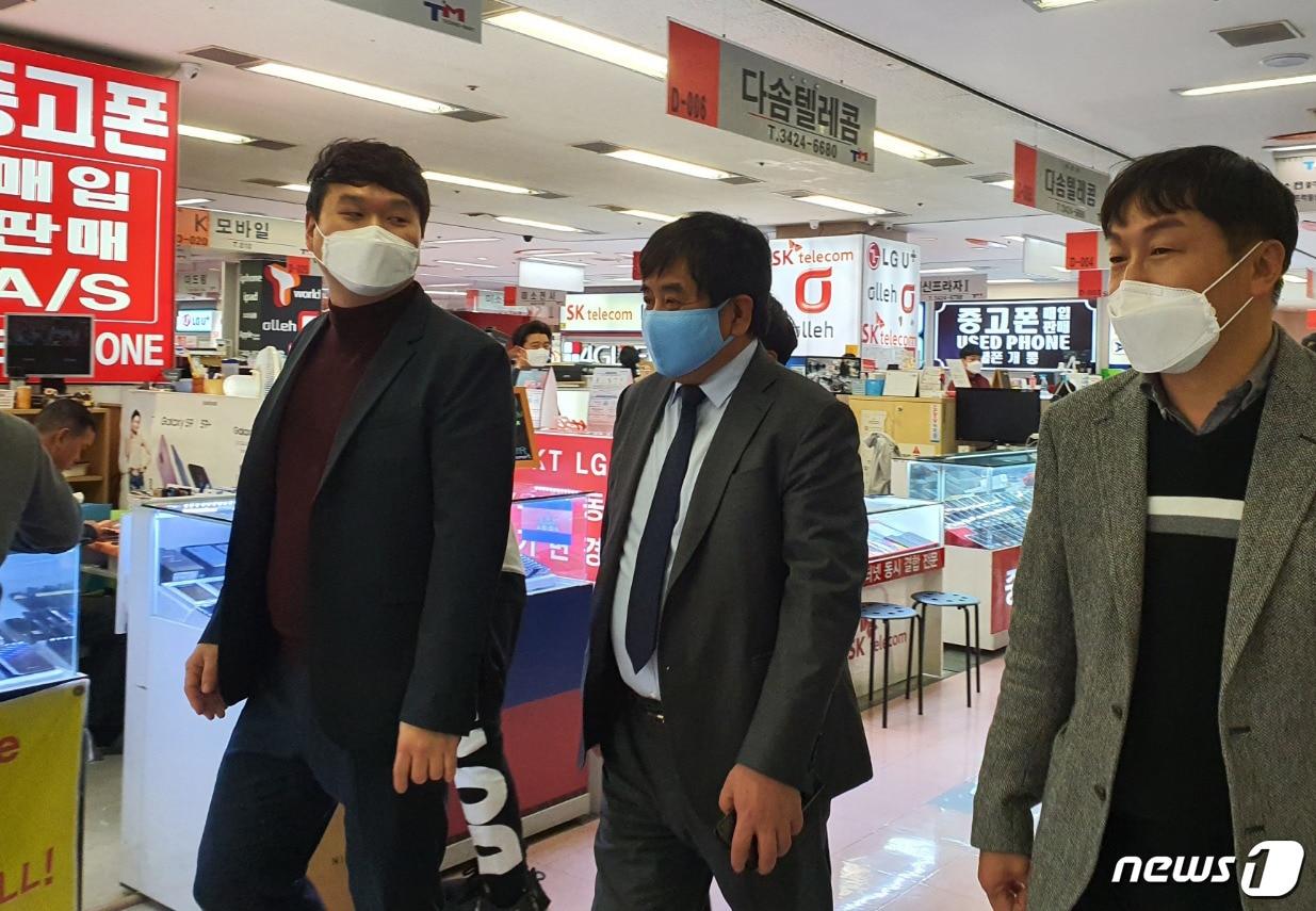 본문 이미지 - 한상혁 방송통신위원회 위원장이 12일 오후 서울 광진구 강변테크노마트 휴대폰 집단상가를 방문해 둘러보고 있다. 2020.03.12. /뉴스1 ⓒ News1 김정현 기자