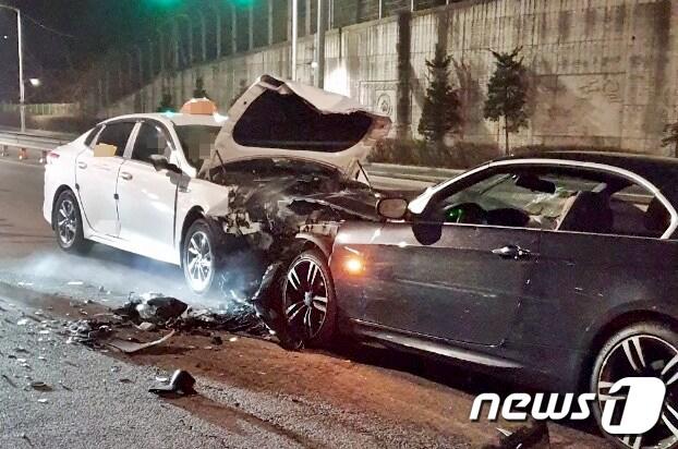 본문 이미지 - 13일 0시 21분쯤 경기 부천시 원미동의 한 도로에서 음주운전을 한 BMW차량이 중앙선을 넘어 마주오던 택시와 정면충돌 했다. 택시운전사 A씨(68)가 현장에서 숨졌다. 사고 현장의 모습.(경기부천소방서제공)2020.3.13 /뉴스1 ⓒ News1 
