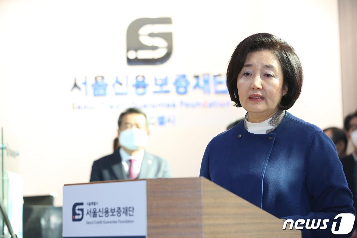 본문 이미지 - 박영선 중소벤처기업부 장관이 13일 서울 마포구 서울신용보증재단 1층 로비에서 코로나19 보증 업무의 은행위탁 현황 점검 및 신속한 보증지원을 위한 방안을 브리핑 하고 있다. 코로나19 정책자금 대출을 희망하는 소상공인들은 이제 시중은행에서 보증부터 대출까지 한 번에 받을 수 있게 됐다. (중소벤처기업부 제공) 2020.3.13/뉴스1