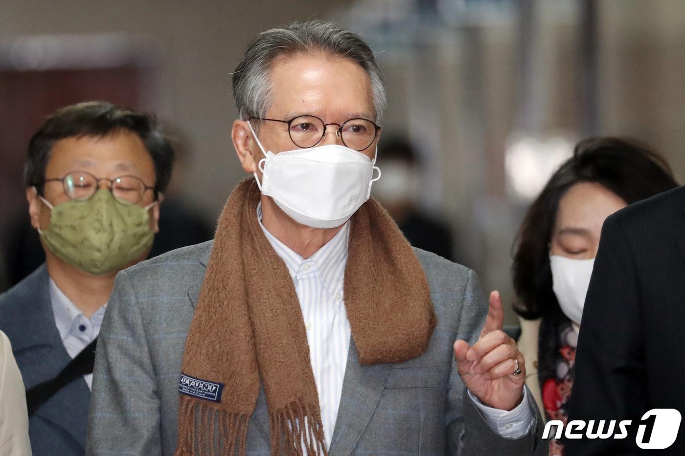 본문 이미지 - 김형오 미래통합당 공천관리위원장과 위원들이 13일 서울 여의도 국회에서 기자회견장으로 가고 있다. 이날 김 위원장은 사퇴하고 이석현 부위원장이 권한대행을 맡았다. 2020.3.13/뉴스1 ⓒ News1 김명섭 기자