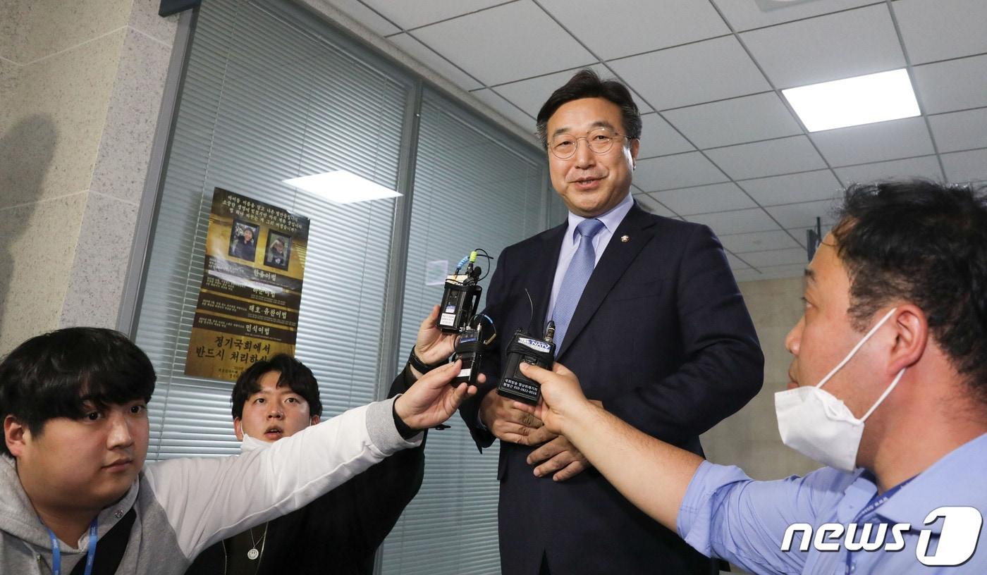 본문 이미지 - 윤호중 더불어민주당 사무총장이 13일 오후 서울 여의도 국회의원회관에서 비례 연합정당 관련 논의를 위해 심상정 정의당 대표 의원실을 방문 하기 전 취재진의 질문에 답변하고 있다. 2020.03.13 ⓒ News1 박세연 기자