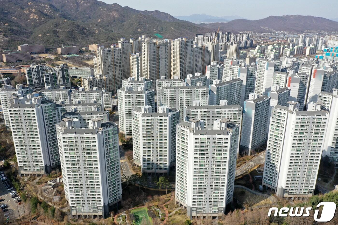 본문 이미지 - 경기도 과천 지역의 아파트 단지들. 2020.3.13/뉴스1 ⓒ News1 조태형 기자