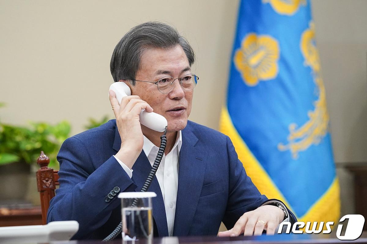 본문 이미지 - 문재인 대통령이 지난 13일 오후 청와대 여민관에서 에마뉘엘 마크롱 프랑스 대통령과 전화 통화하고 있다. 마크롱 대통령은 통화에서 "한국 정부가 투명하고 효율적인 방식을 통해 코로나19를 극복하고 있는 데 대해 경의를 표한다＂고 말했다. (청와대 제공) 2020.3.13/뉴스1