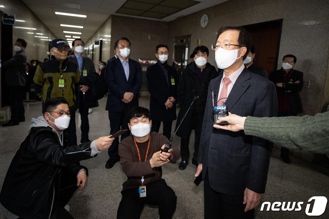 본문 이미지 - 미래통합당 공천관리위원장 직무대행을 맡은 이석연 공천관리위원회 부위원장이 14일 서울 여의도 국회에서 열린 공관위 회의에 참석하며 취재진 질문에 답하고 있다.. 2020.3.14/뉴스1 ⓒ News1 유승관 기자
