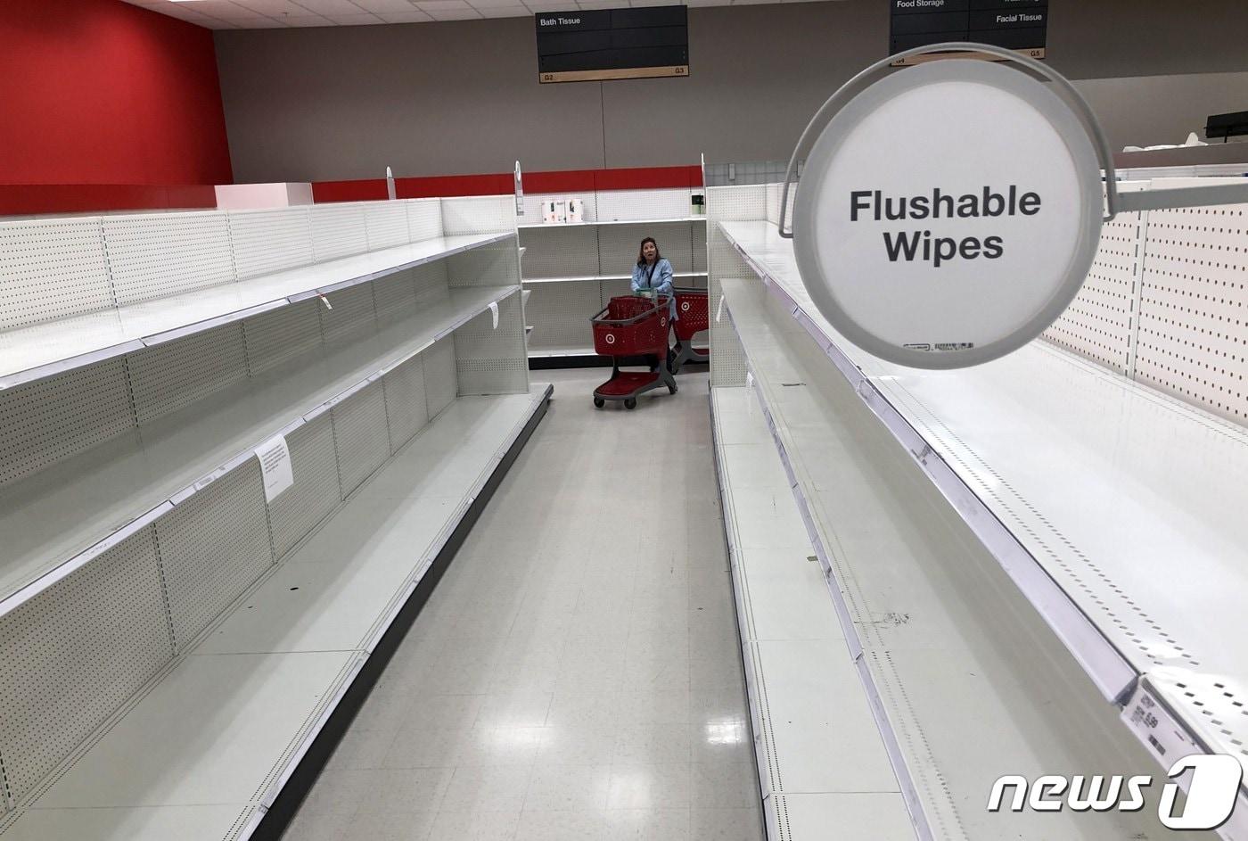 지난 13일 미국 캘리포니아주 산 라파엘시 한 양판점의 화장지 진열대에서 화장지가 모두 사라졌다. ⓒ AFP=뉴스1 