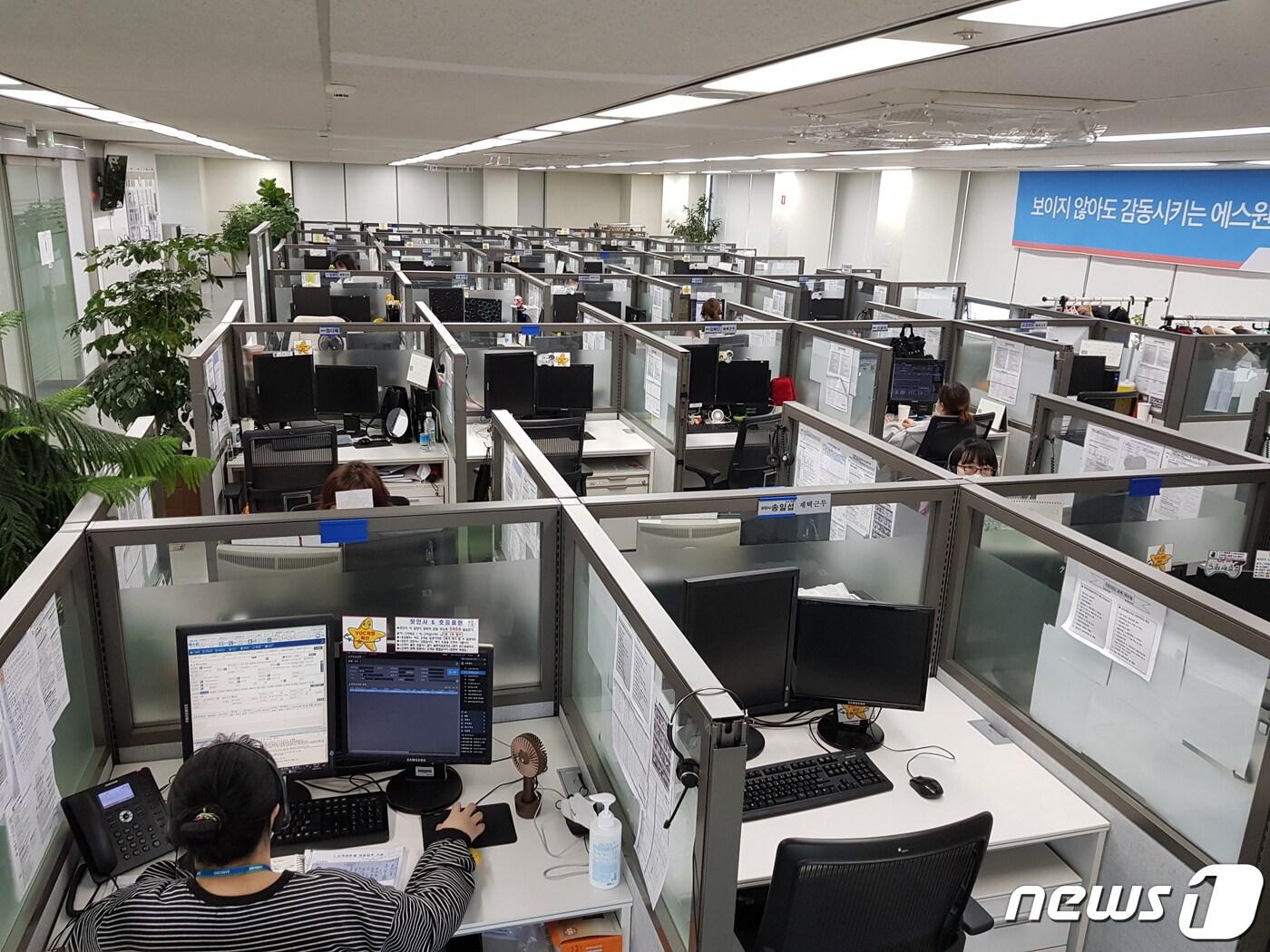 본문 이미지 - 수원지역 내 한 민간콜센터 상담원의 50% 이상이 재택근무를 시행 중이다.(수원시 제공)ⓒ 뉴스1