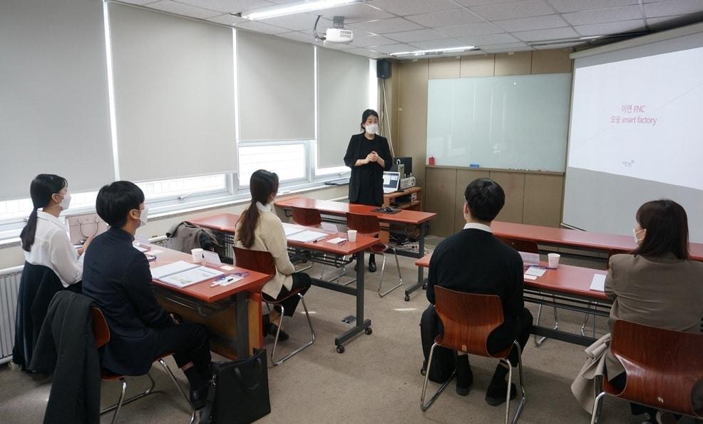 본문 이미지 - 이연에프엔씨 장기현장실습 대학생들이 교육을 받는 모습 ⓒ 뉴스1(이연에프엔씨 제공)