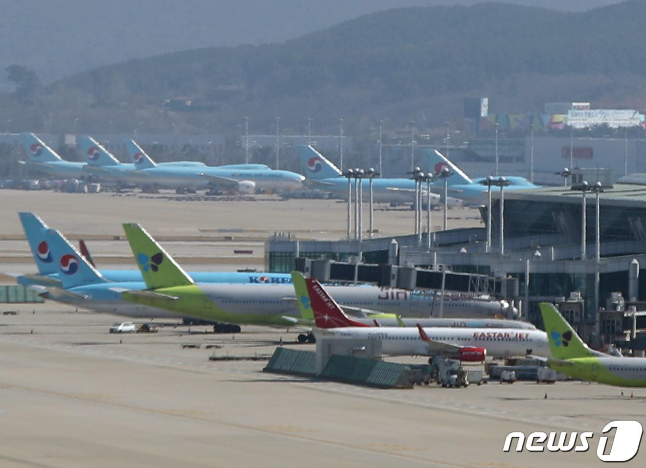 본문 이미지 - 16일 인천국제공항 활주로에 항공기들이 계류되어 있다. . 2020.3.16/뉴스1 ⓒ News1 신웅수 기자