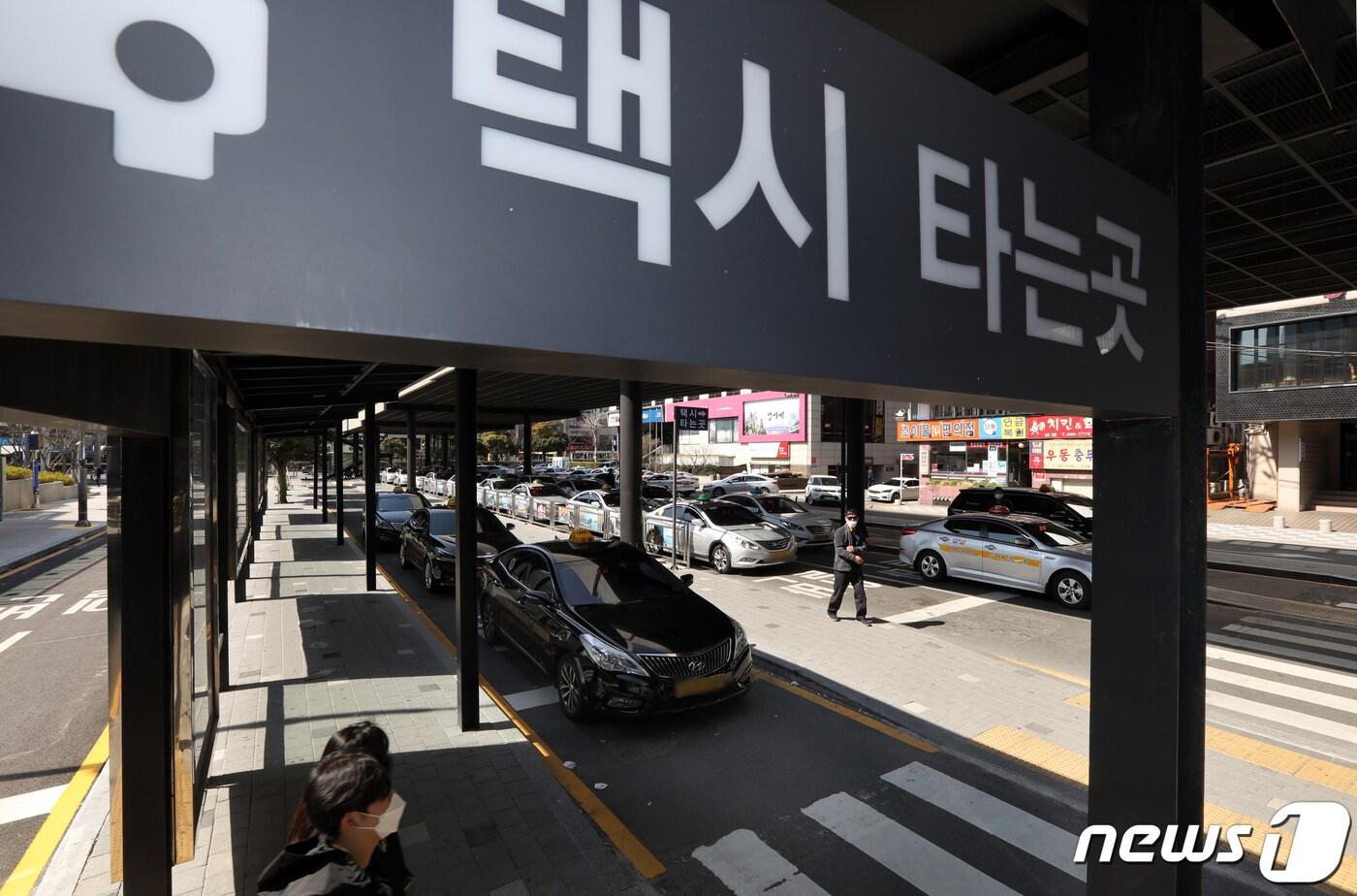 부산시 동구 초량동 부산역 택시 승강장에 택시가 승객들 태우기 위해 대기하고 있다.2020.3.16/뉴스1 ⓒ News1 여주연 기자