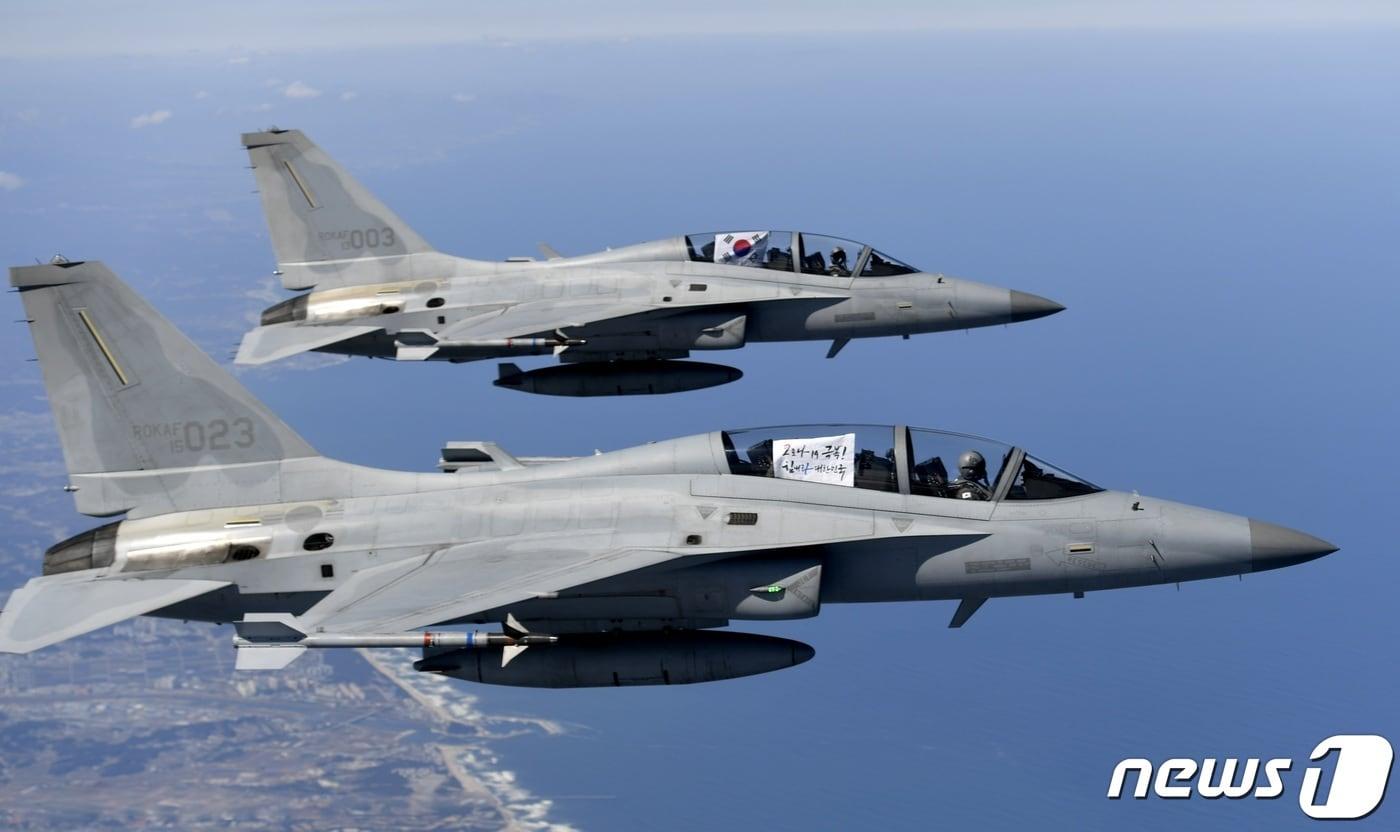 본문 이미지 - 공군 FA-50 전투조종사가 16일 동해 상공에서 공중 초계임무를 수행하고 있다. (공군 제공) 2020.3.16/뉴스1