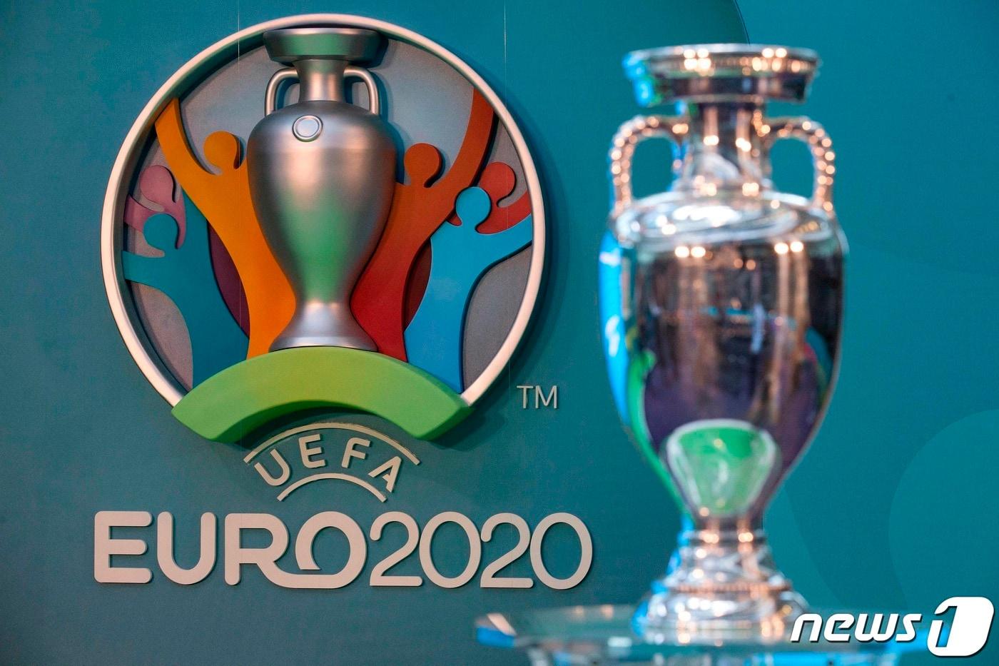 본문 이미지 - UEFA가 대회 창설 60주년을 맞아 야심차게 준비한 유로2020이 코로나19로 인해 정상 개최가 어려워졌다. ⓒ AFP=뉴스1