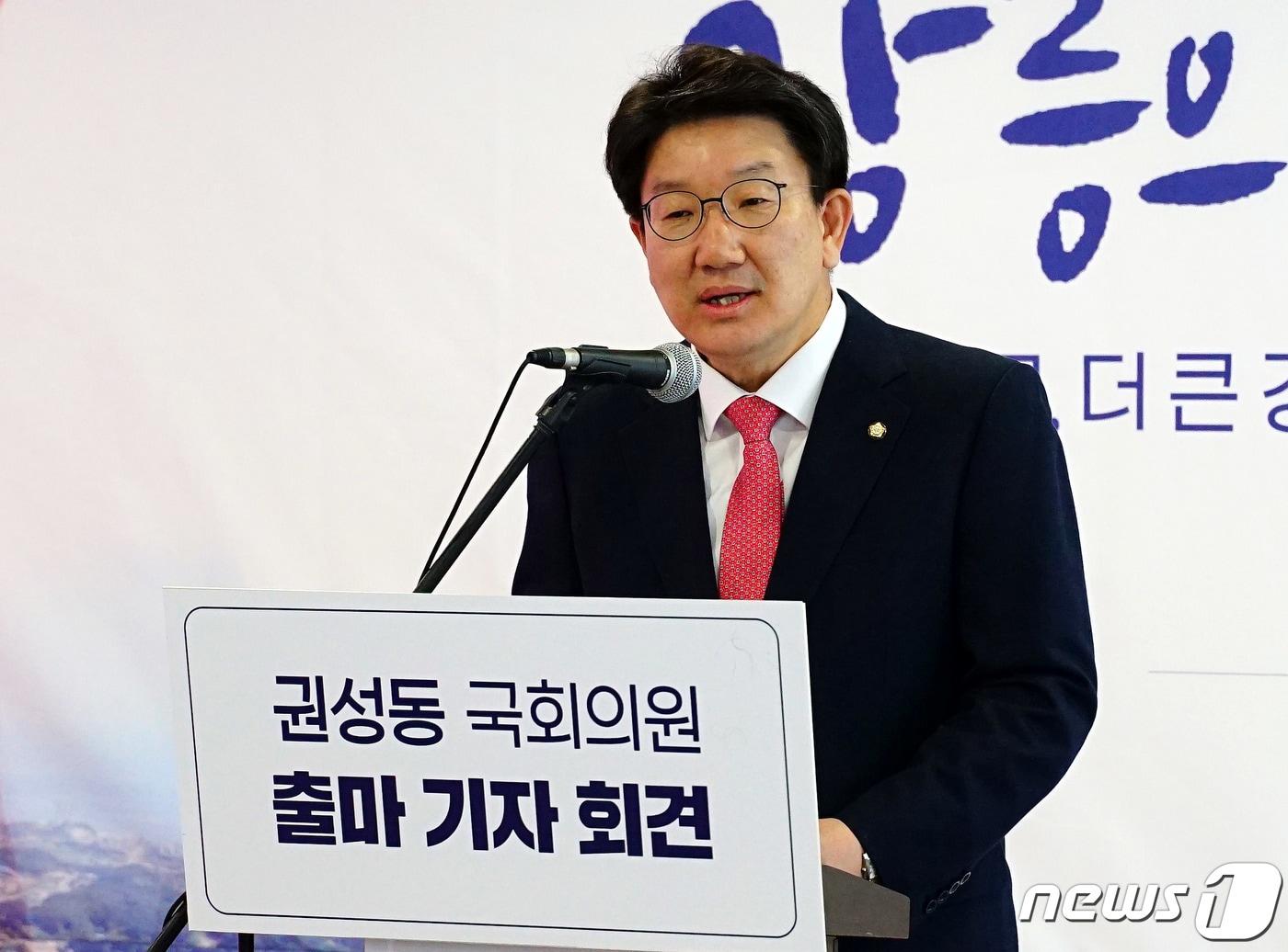 본문 이미지 - 16일 오후 권성동 강릉선거구 미래통합당 예비후보가 선거사무소에서 기자회견을 열고 '무소속' 총선 출마를 선언하고 있다. 2020.3.16/뉴스1 ⓒ News1 장시원 인턴기자