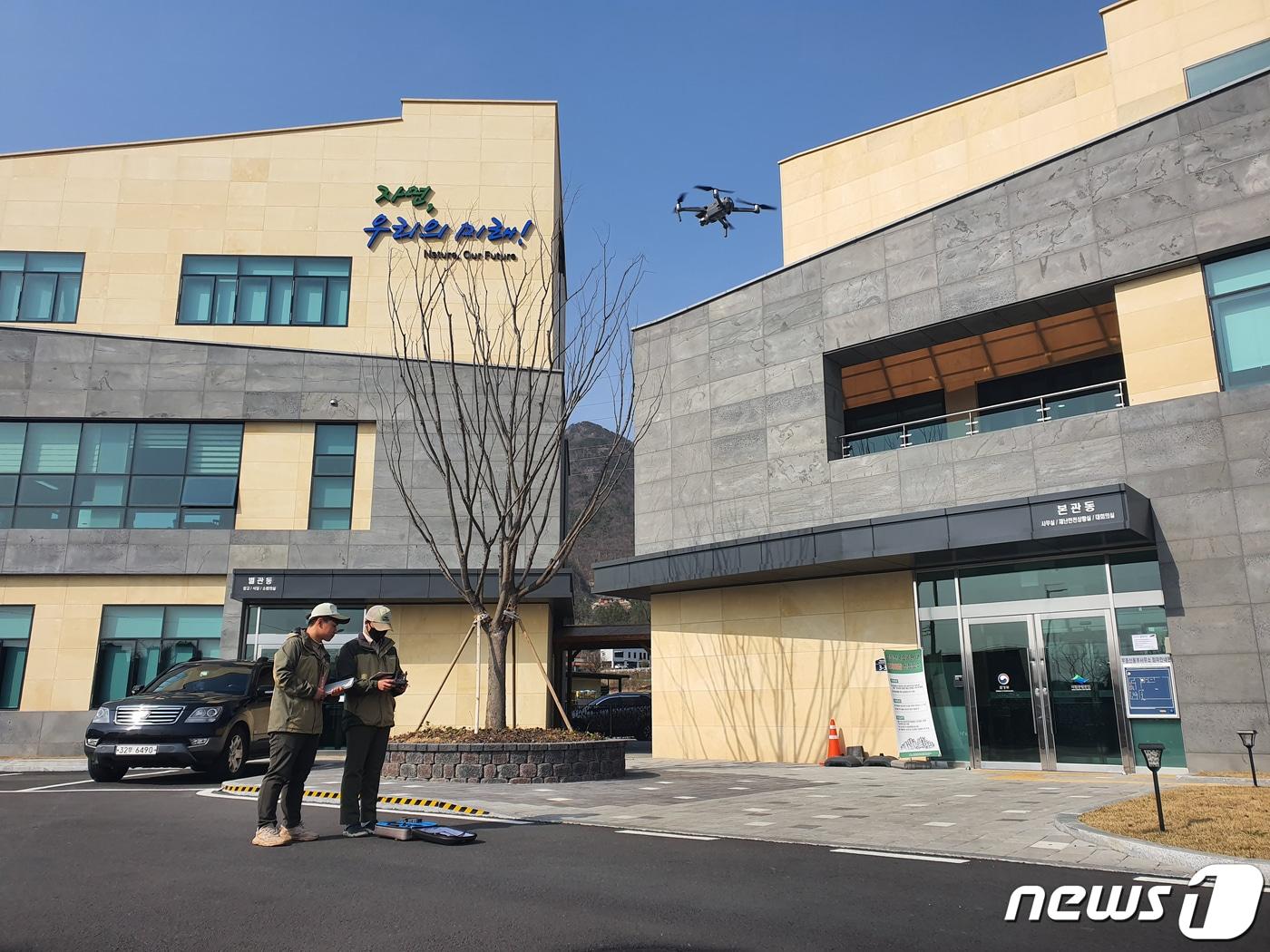 본문 이미지 - 국립공원공단 무등산국립공원동부사무소는 과학적 공원관리 기술을 활용해 건조한 날씨와 탐방객 증가로 발생할 수 있는 봄철 대형산불을 예방한다고 16일 밝혔다. 사진은 산불감시용 드론을 운용하는 모습.(무등산국립공원동부사무소 제공)2020.3.16/뉴스1