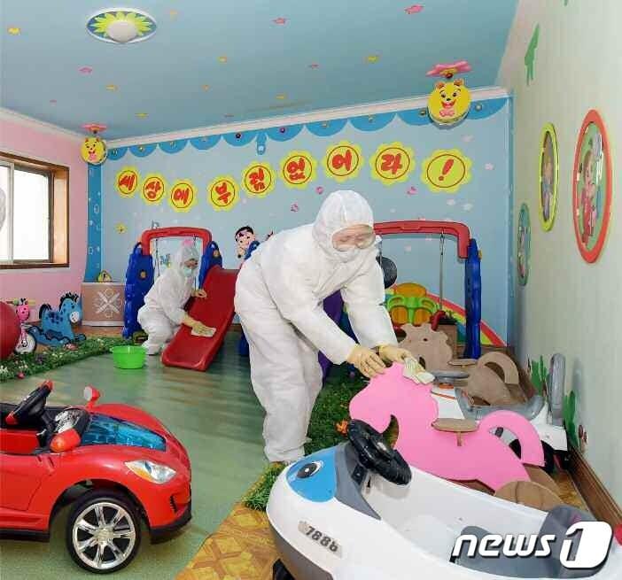본문 이미지 - (평양 노동신문=뉴스1) = 북한 평양시의 한 어린이집에서 방역을 하는 모습. [국내에서만 사용가능. 재배포 금지. DB 금지. For Use Only in the Republic of Korea. Redistribution Prohibited] rodongphoto@news1.kr