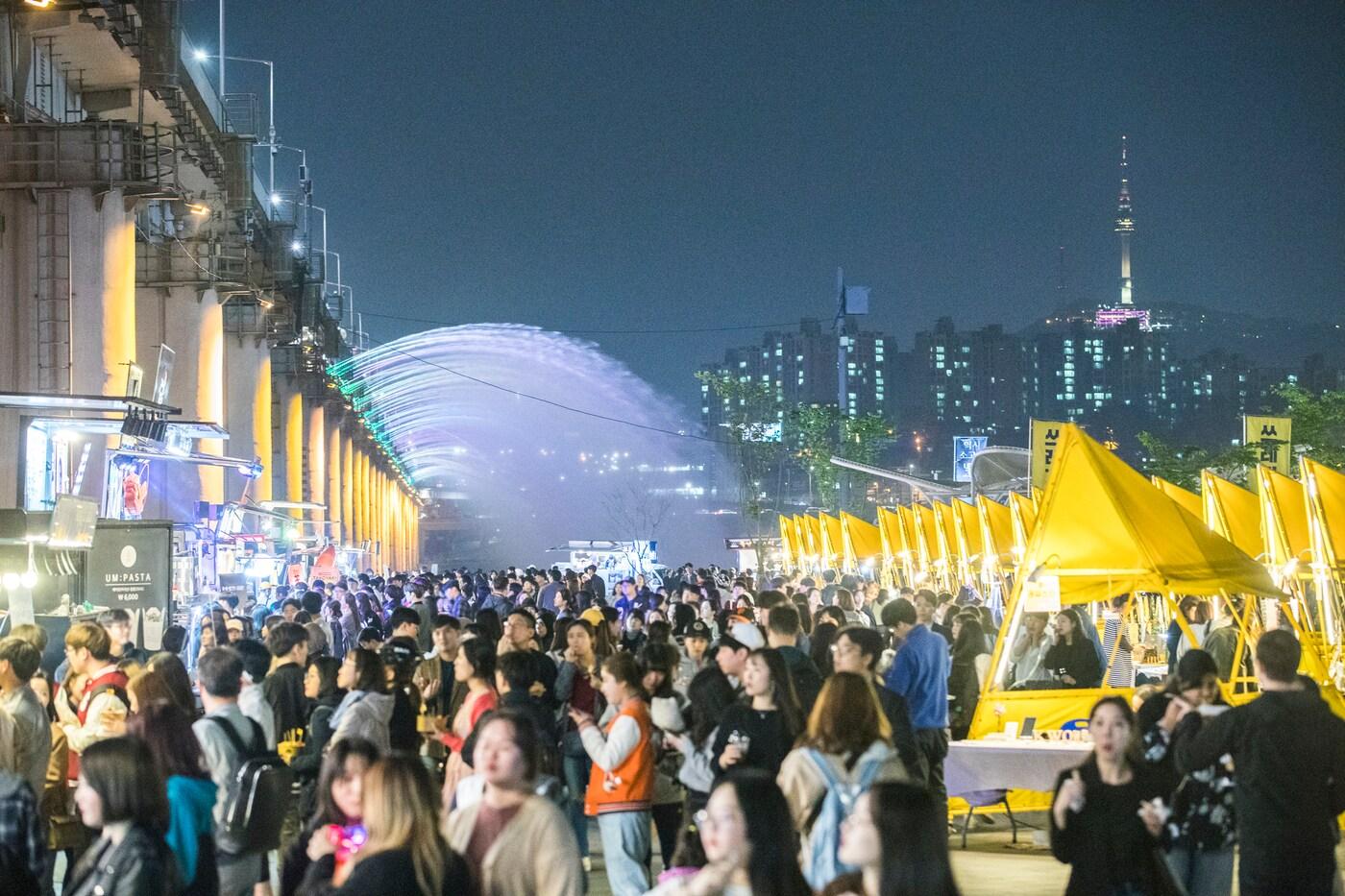 본문 이미지 - 서울 한강 밤도깨비 야시장. 한국관광공사 제공