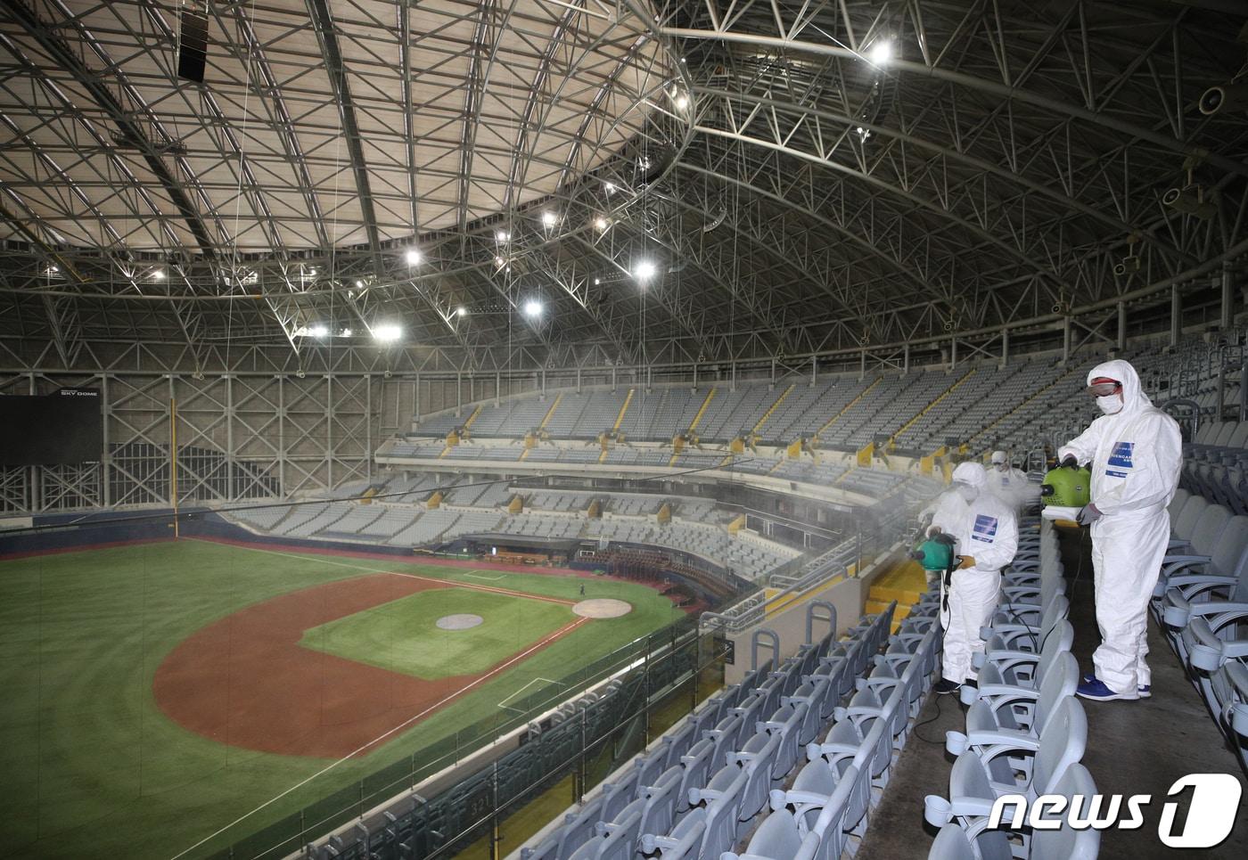 본문 이미지 - 서울 구로구 고척스카이돔에서 서울시설공단 관계자들이 신종 코로나바이러스 감염증(코로나19) 확산 방지를 위한 방역을 하고 있다. /뉴스1 ⓒ News1 신웅수 기자