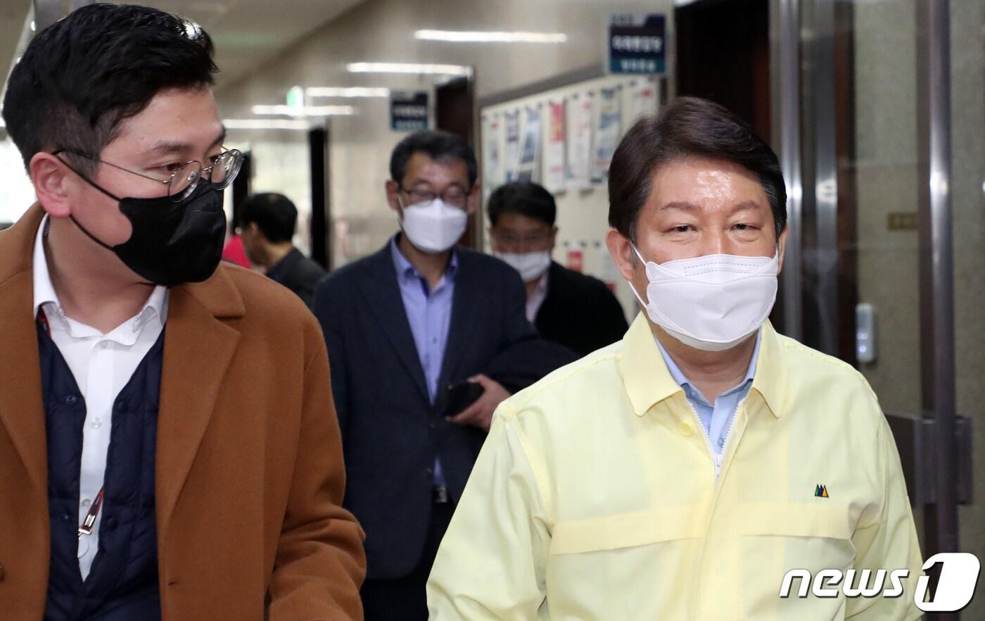 본문 이미지 - 권영진 대구시장이 17일 서울 여의도 국회에서 심재철 미래통합당 원내대표와 면담을 마치고 이동하고 있다. 2020.3.17/뉴스1 ⓒ News1 김명섭 기자